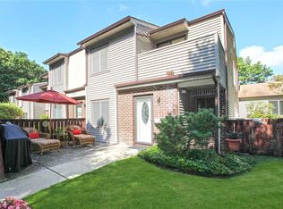 922 Skyline Dr, Coram, NY 11727