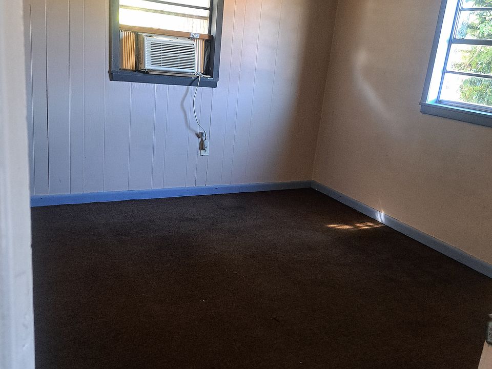 Master bedroom! Yes it does have a closet, will thy to upload tomorrow.