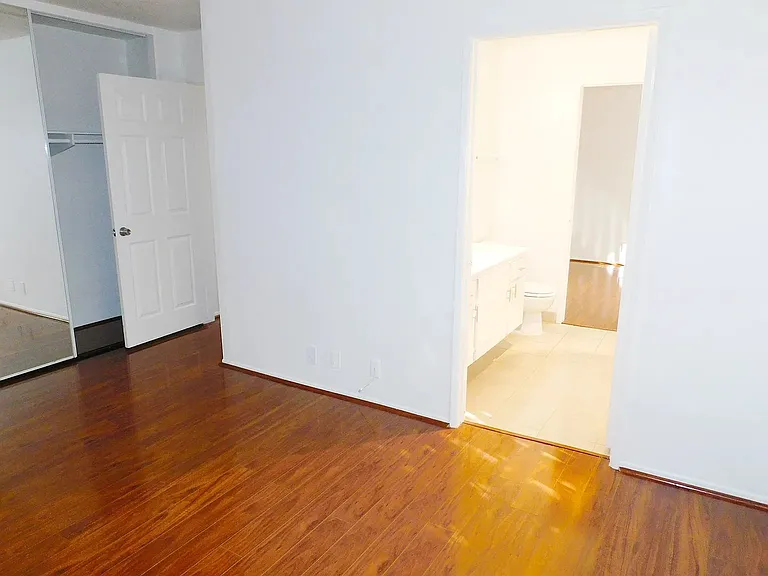 13518 Burbank Blvd — Photo 9