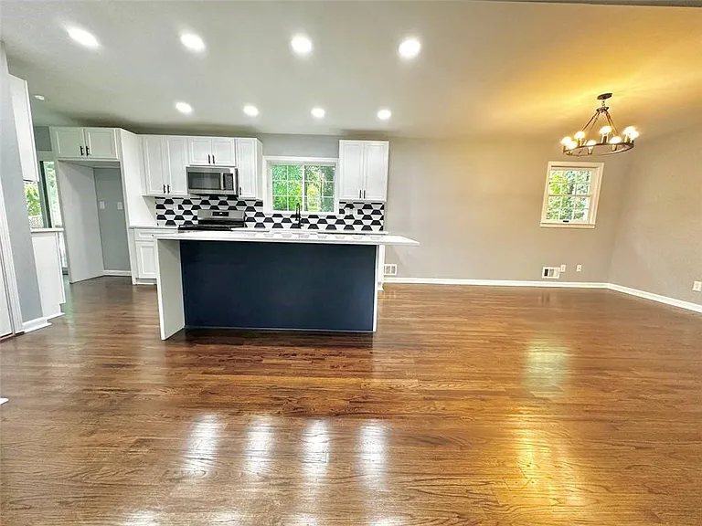 210 Suburban Dr NE — Photo 7