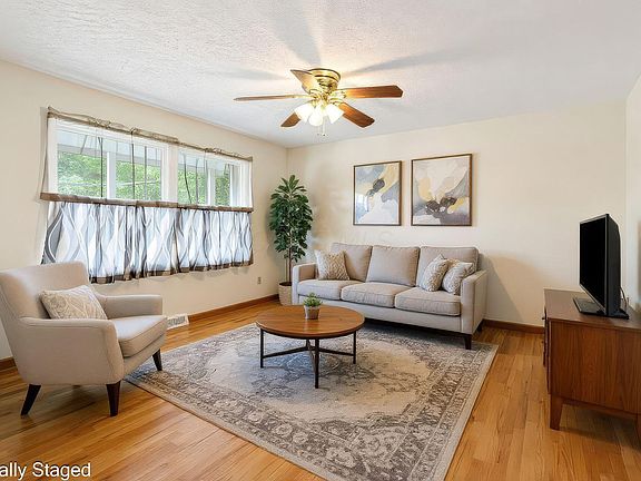 4th image of 85 Daleview Dr