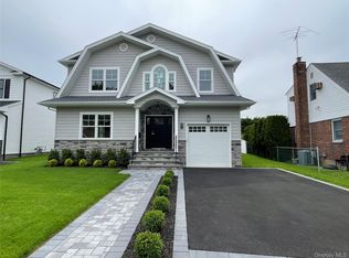 473 Andrews Rd, Mineola, NY 11501