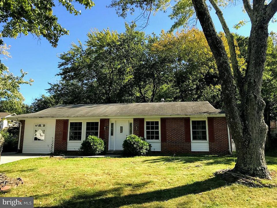 1st image of 900 S Dickenson Ave