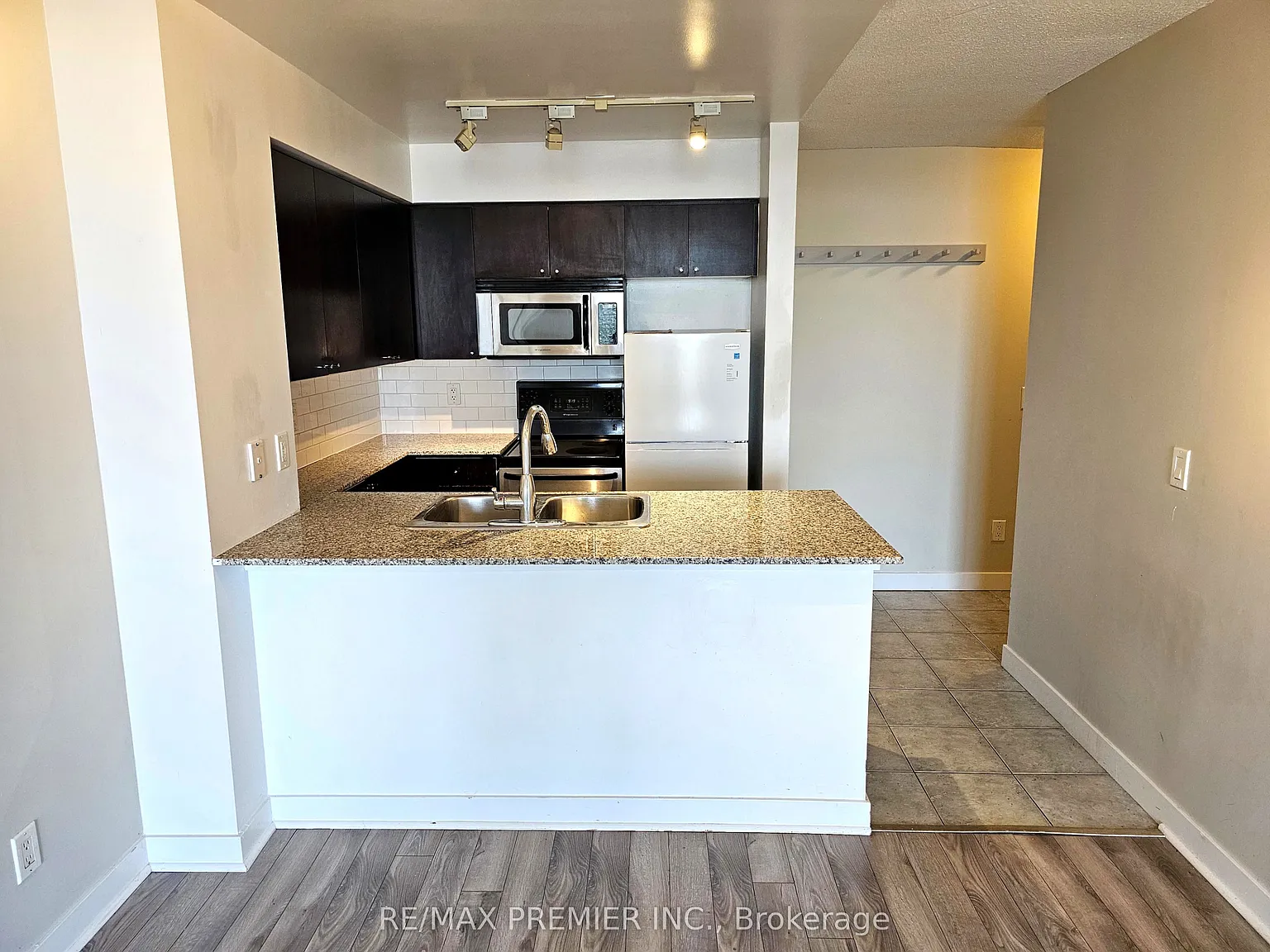 2 bed, $3,200 — Photo 2