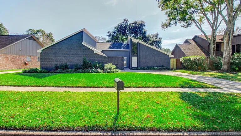 15623 Sandy Hill Dr — Photo 1