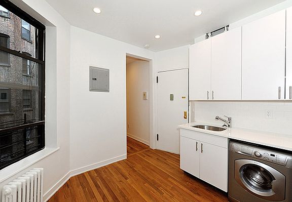 5th image of 188 Avenue Of The Americas APT 4FN
