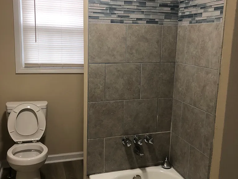 1807 Courtney Ave — Photo 4