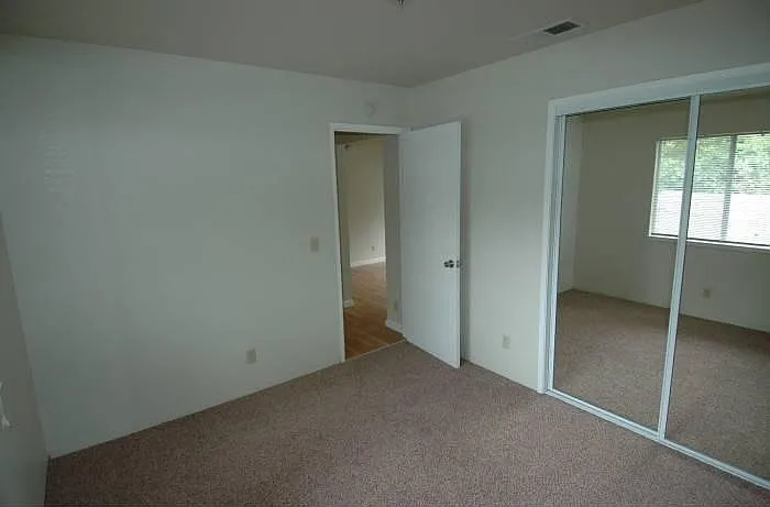 3 bed, 850 sqft, $1,140 — Photo 3