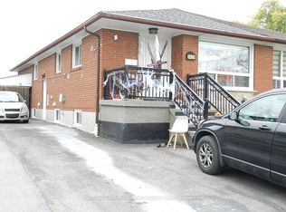 3406 Ellengale Dr, Mississauga, ON L5C 1Z4