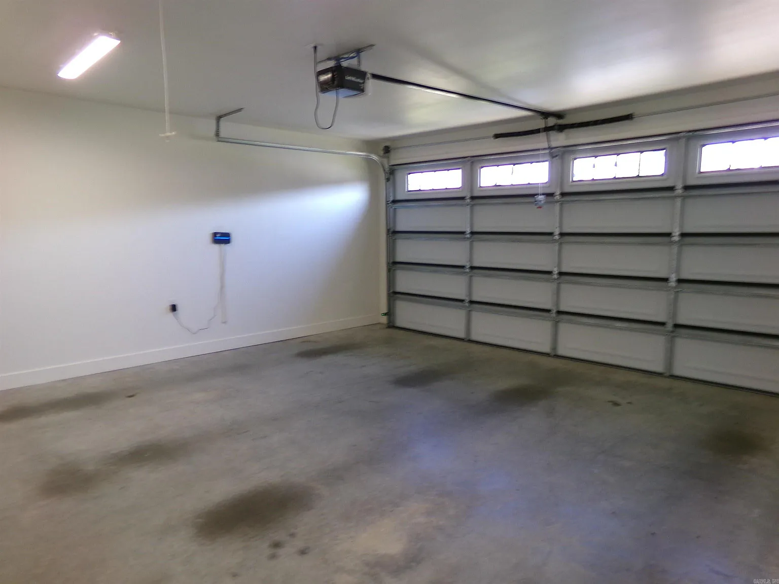 4 bed, 3.0 bath, 2420 sqft, $2,999 — Photo 4