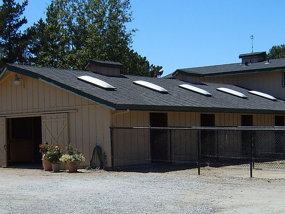 Barn1 w/Apt upstairs