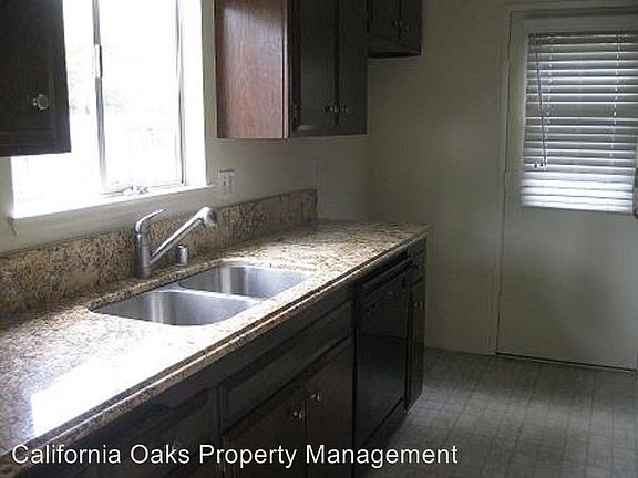 2nd image of 900 Peninsula St
