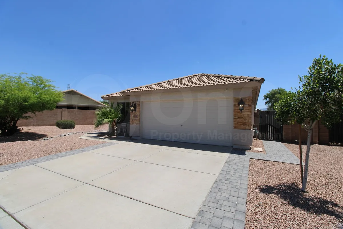 4 bed, 2.0 bath, 1678 sqft, $1,999 — Photo 4