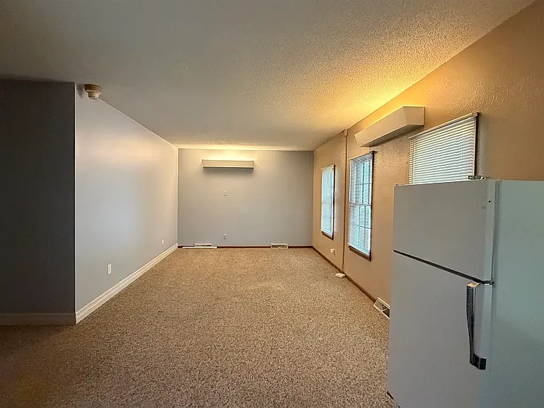 410 W 6th St — Photo 5