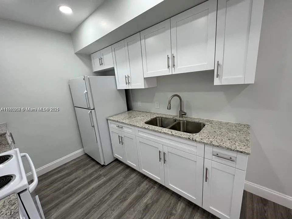 Building Photo - 245 NE 191st St #3014