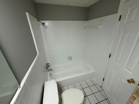 5th image of 106 White Oak Dr