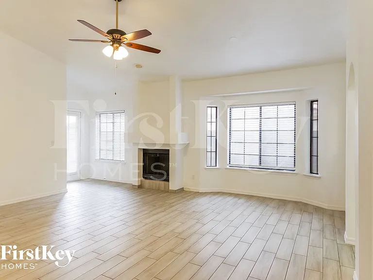 1622 E Villa Theresa Dr — Photo 4