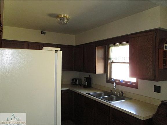 3rd image of 260 W 3rd St