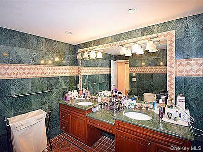 100 Cuttermill Rd #4V — Photo 12