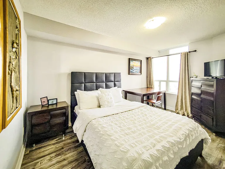 310 Burnhamthorpe Rd W — Photo 1