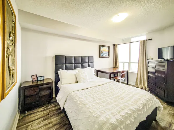 310 Burnhamthorpe Rd W, Mississauga, ON