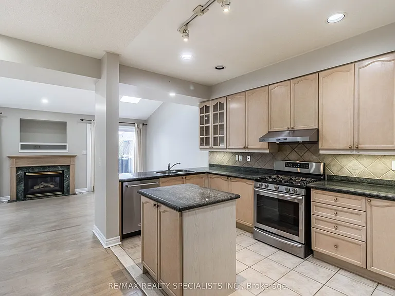 2115 Pinevalley Cres — Photo 10
