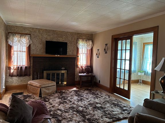4th image of 1405 N Court St