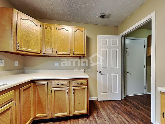 4th image of 552 Sherman Dr