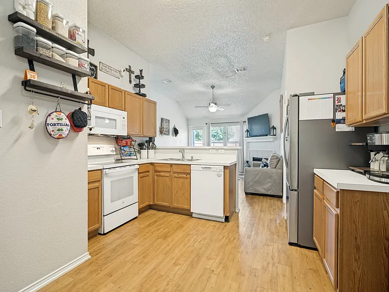 1109 Alexandria Dr — Photo 9