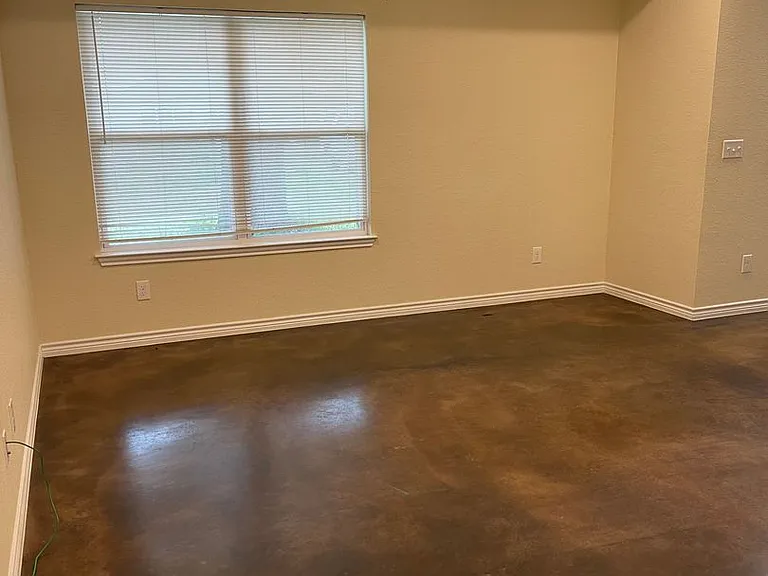 908 E Avenue B — Photo 6