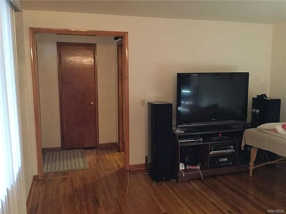 4th image of 90 Iroquois Ave