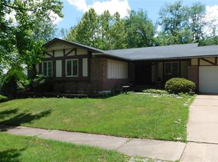 925 Penny Ln, Ballwin, MO 63011