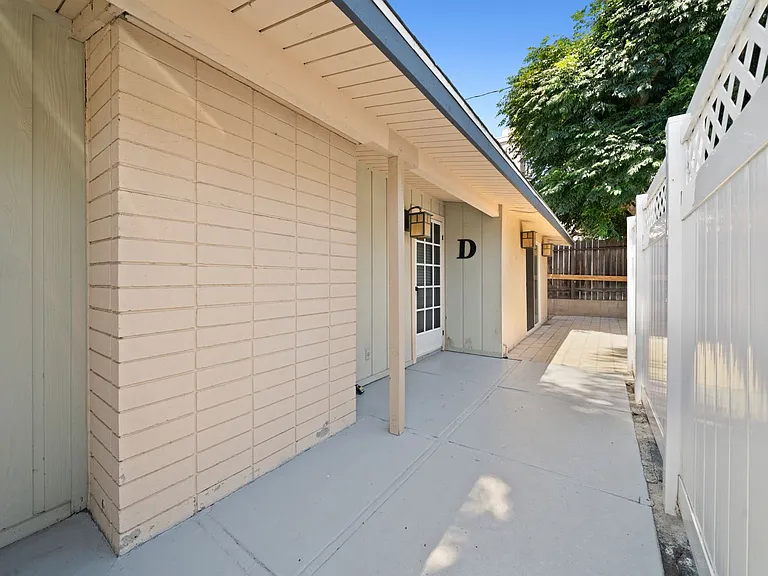 2545 Elden Ave — Photo 13