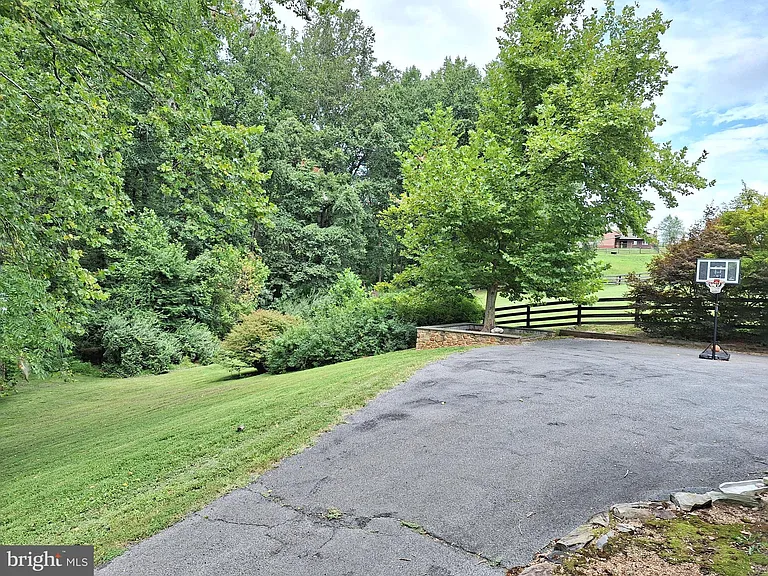 9078 Knoll Run Ln — Photo 55