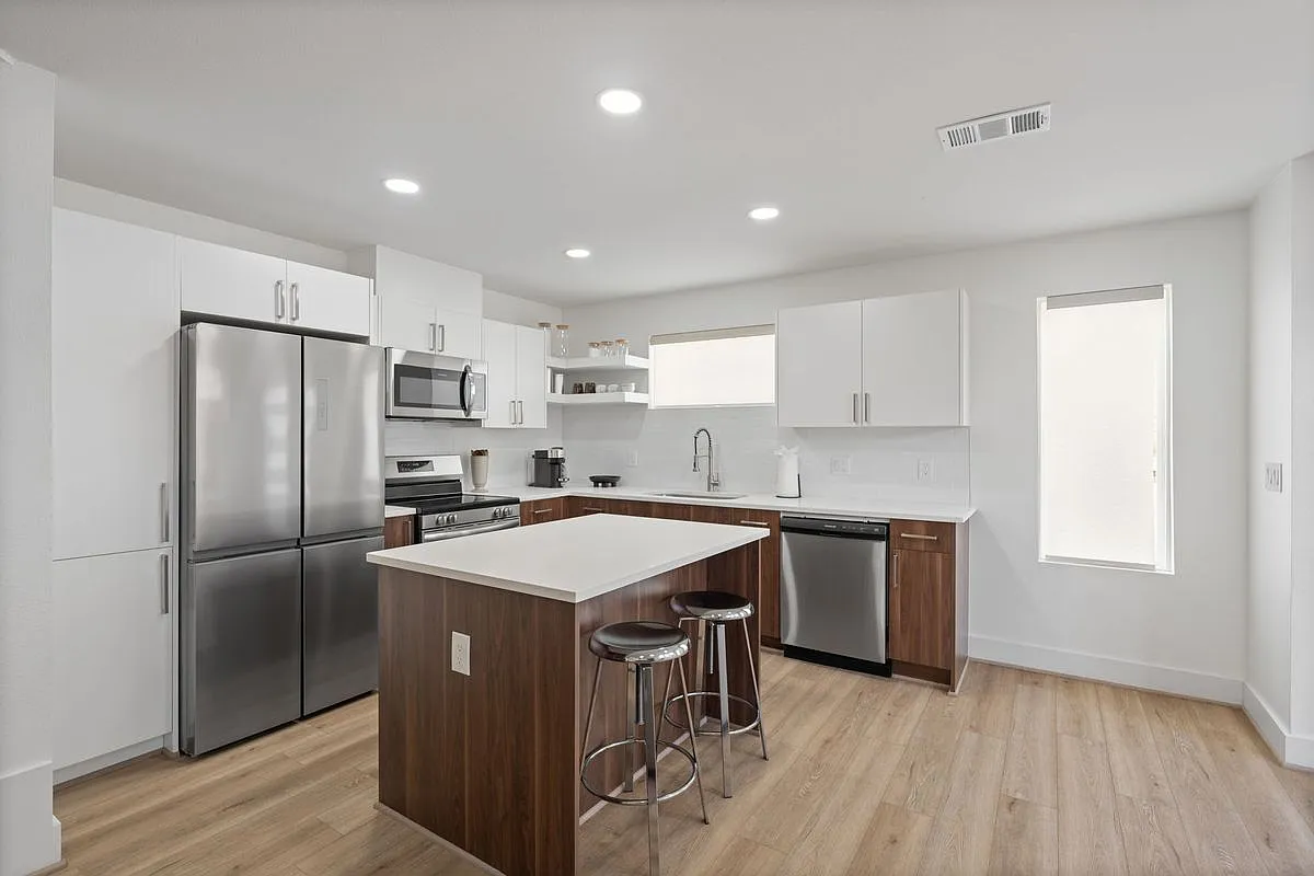 3 bed, 2.0 bath, 1358 sqft, $1,800 — Photo 4