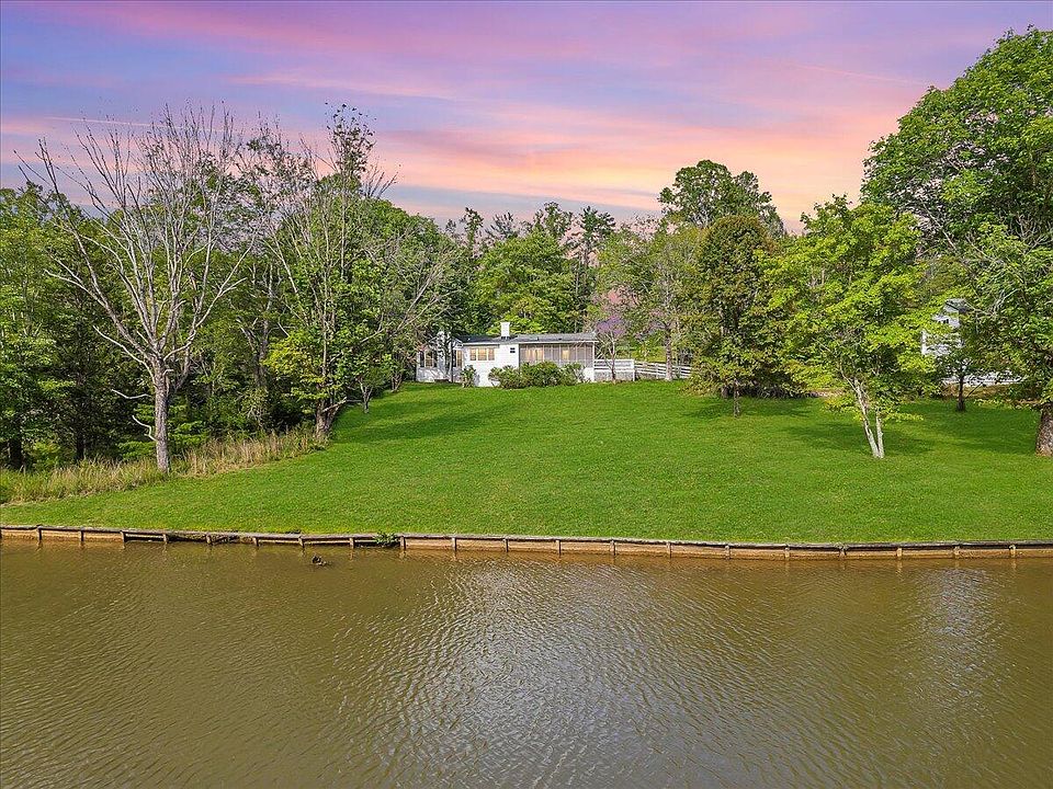 1st image of 415 Surrey Dr