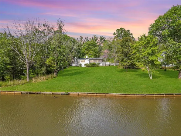 415 Surrey Dr, Huddleston, VA 24104