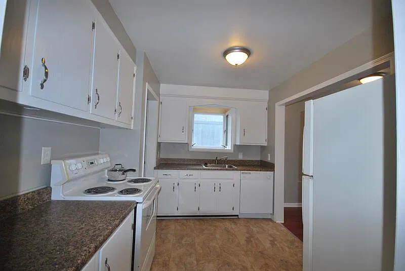 3 bed, 1.0 bath, 1130 sqft, $1,525 — Photo 3