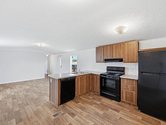 4th image of 20751 Garden Dr