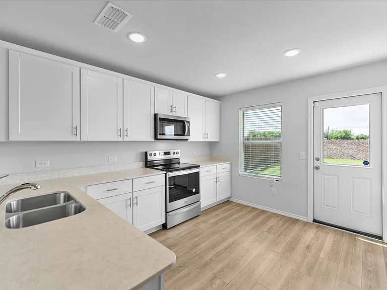 445 Grenada Lake Dr — Photo 10