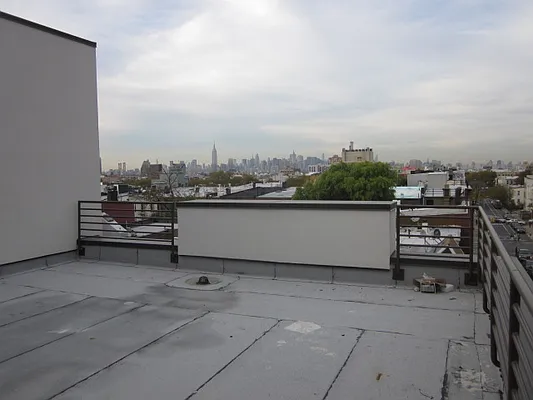 Rented by Full Time Management | media 116