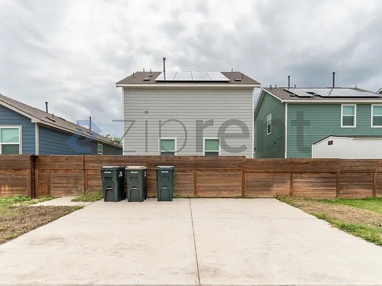 889 Powell St — Photo 18