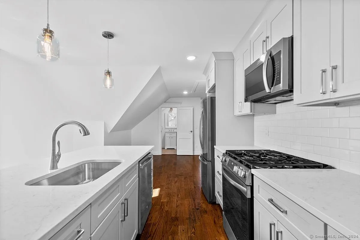 Building Photo - 954 Elm St #3