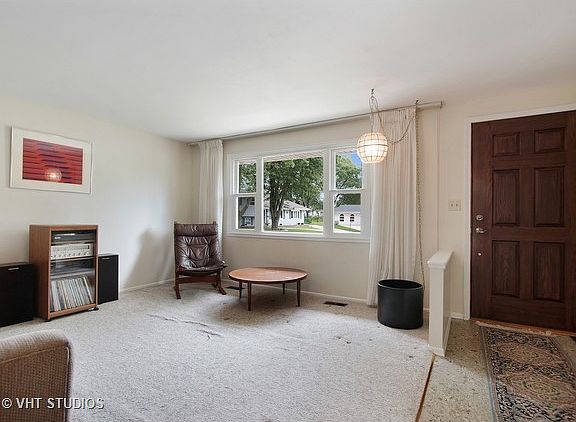 3rd image of 716 S Salem Ct