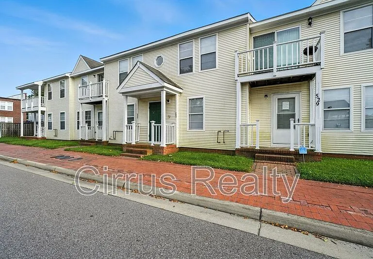525 Columbia St — Photo 2