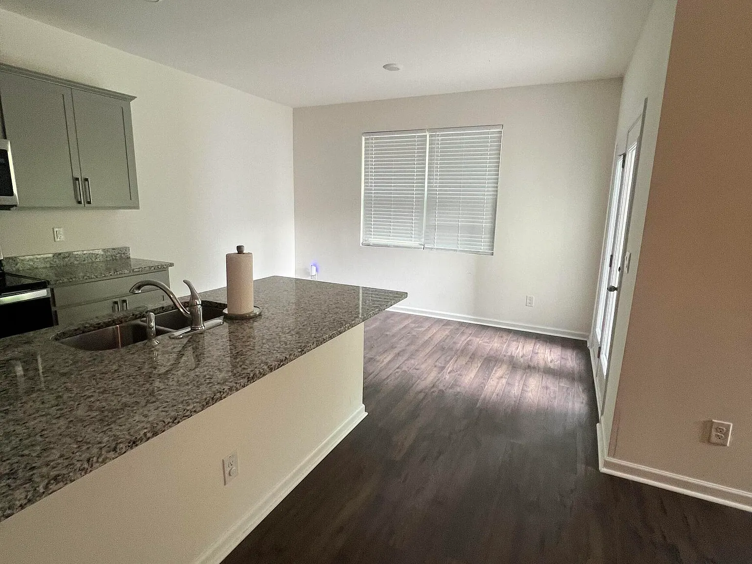 3 bed, 2.5 bath, 1742 sqft, $2,200 — Photo 2