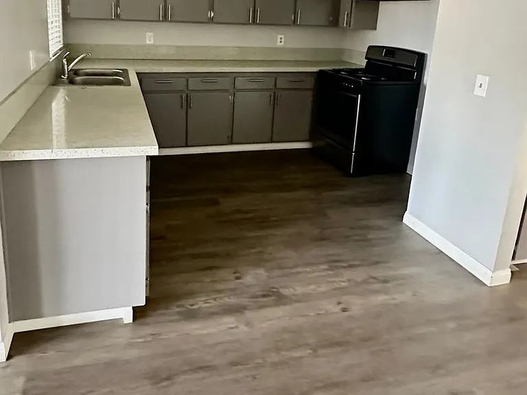 725 Franklin Ave — Photo 3