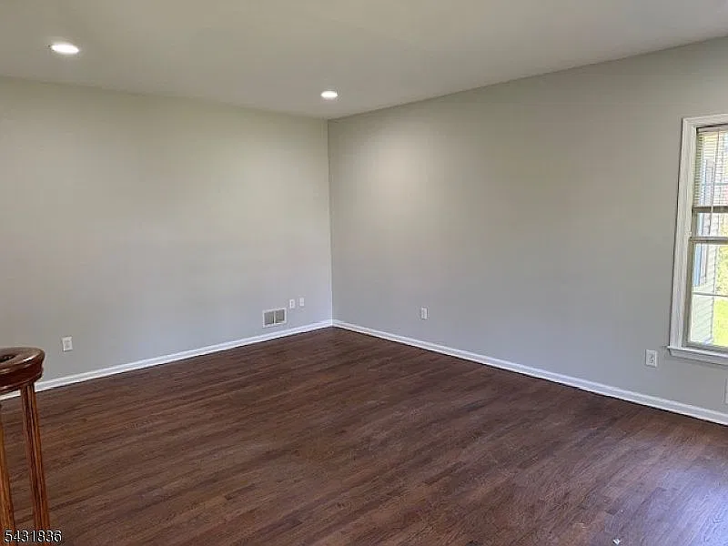 4 bed, 3.5 bath, 4500 sqft, $5,700 — Photo 1