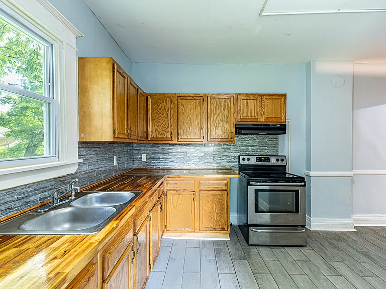 437 Cottage St — Photo 10