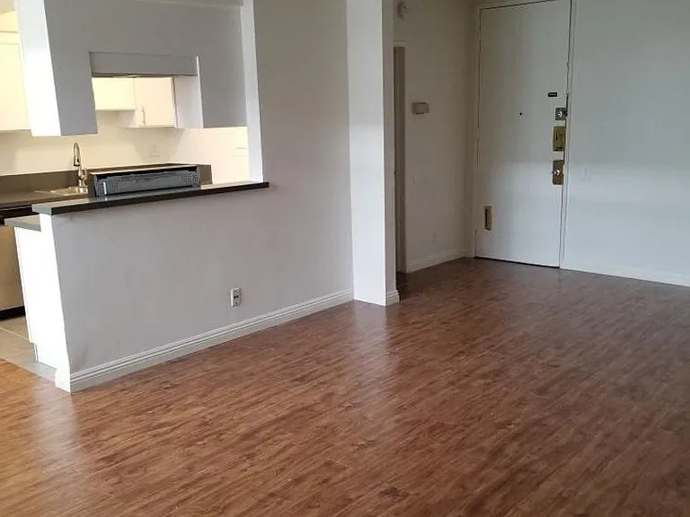 400 S Harvard Blvd — Photo 12
